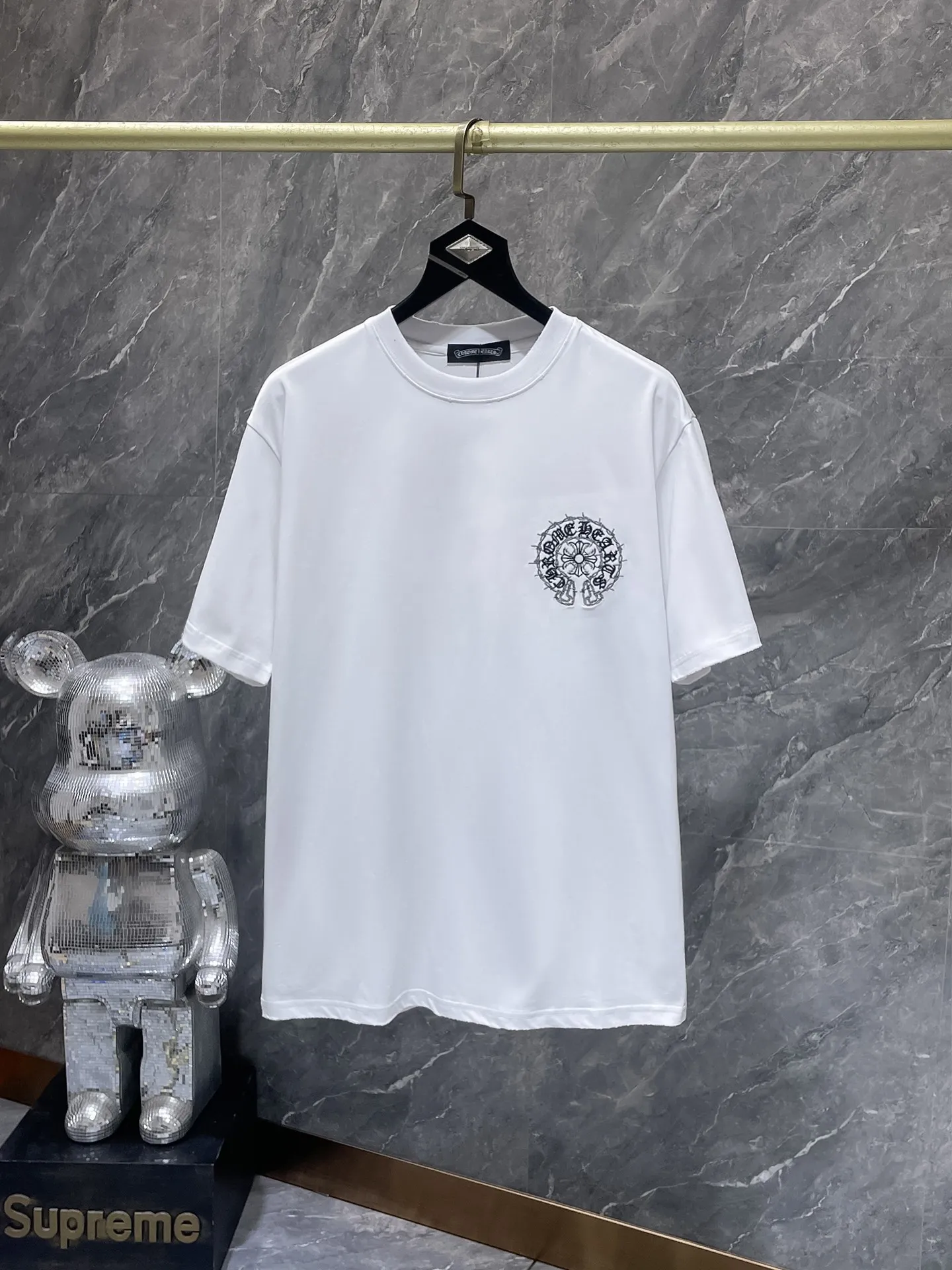 P166 New Chrome Hearts 25ss for summer. High gram weight, environmentally friendly and high-quality top-grade fabric. 280g. Heavy-duty horseshoe roller frayed embroidered short sleeves. Counter synchronization. Re-engraved version 1:1. Recommended color: black white. Size: S, M, L, XL.